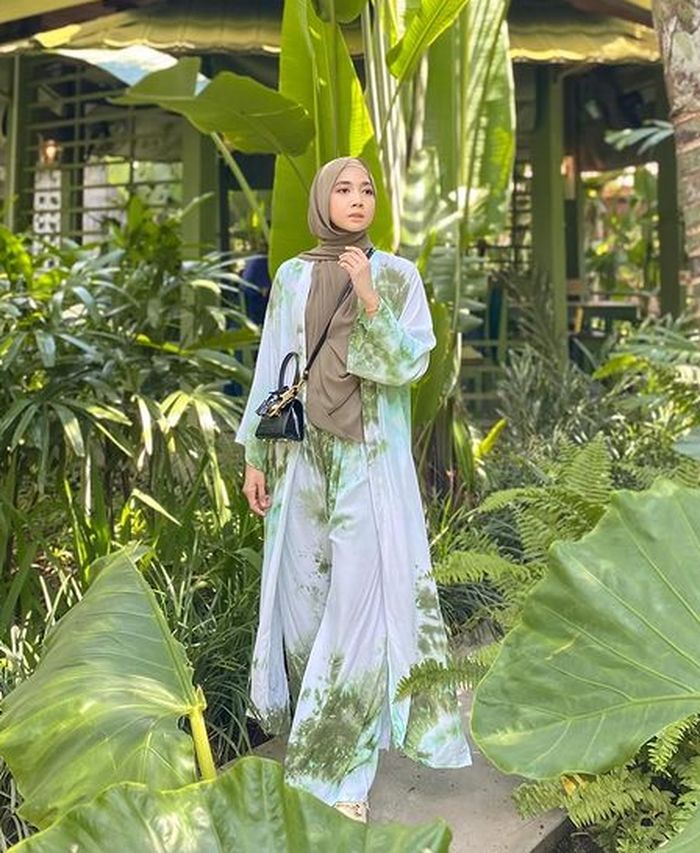 Trend Muslimah Fashion 2021 dengan Tropical Vibes Menawan